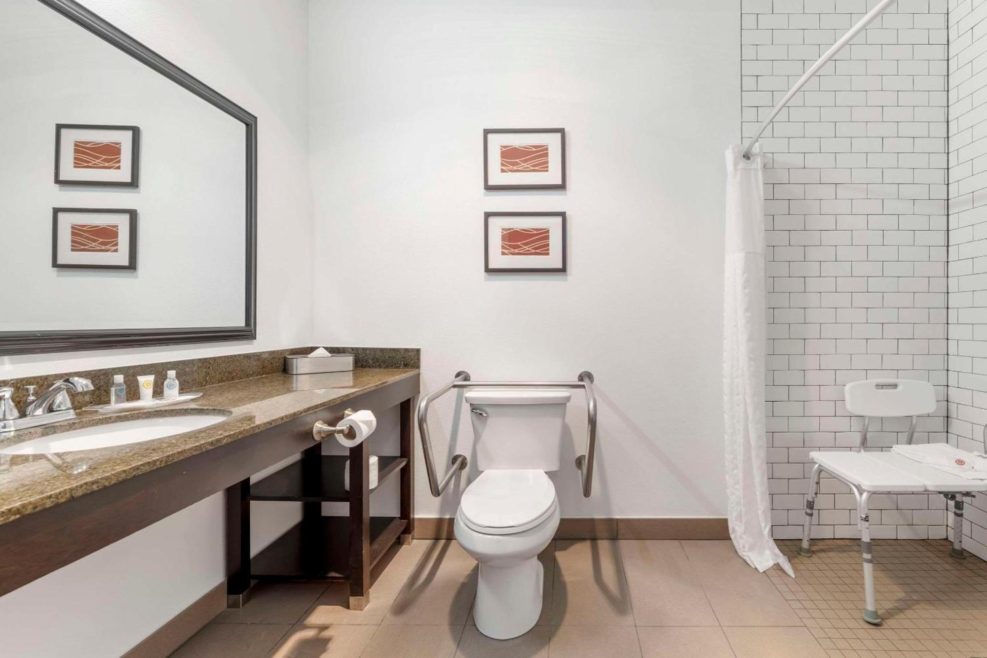 Comfort Suites Near Vancouver Mall Экстерьер фото
