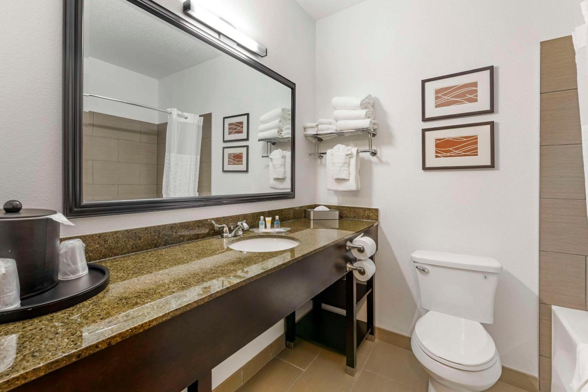 Comfort Suites Near Vancouver Mall Экстерьер фото