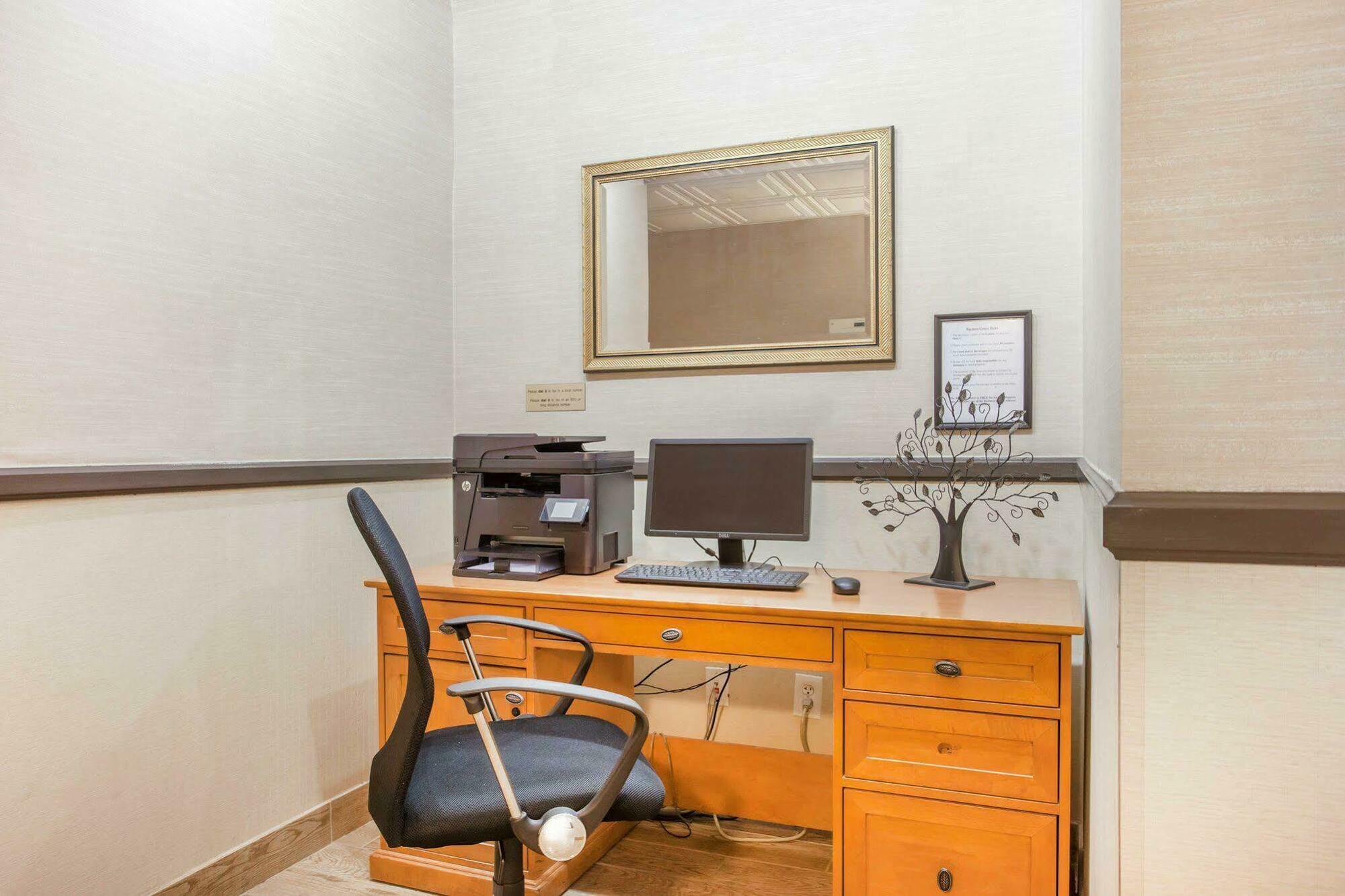 Comfort Suites Near Vancouver Mall Экстерьер фото